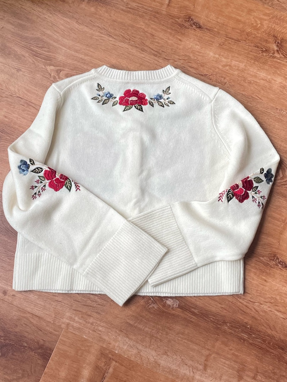 FARM Rio Cream Embroidered Flowers Buttoned Knit Cardigan! - Picture 9 of 9